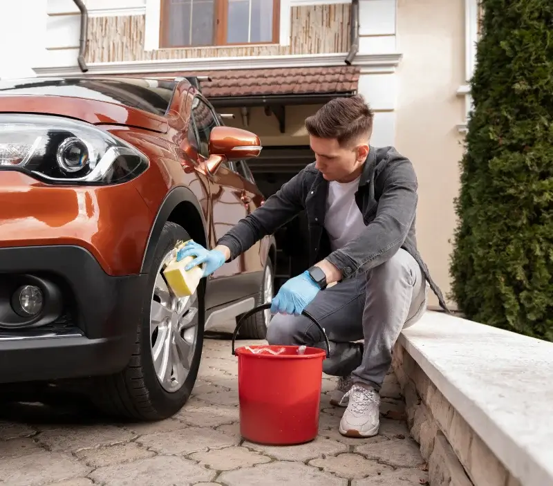 Lavage auto à domicile La Vespière-Friardel : professionnel intervenant sur un véhicule